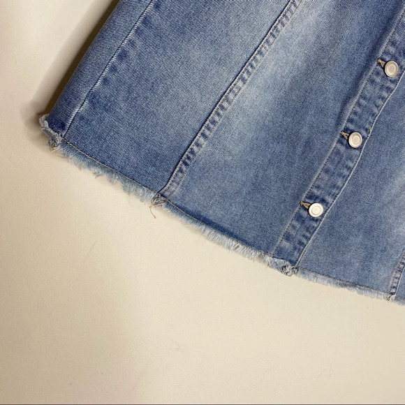 Gianni Bini Medium Wash Button Front Fringe Hem Mini Jean Skirt Size Medium - Picture 4 of 6